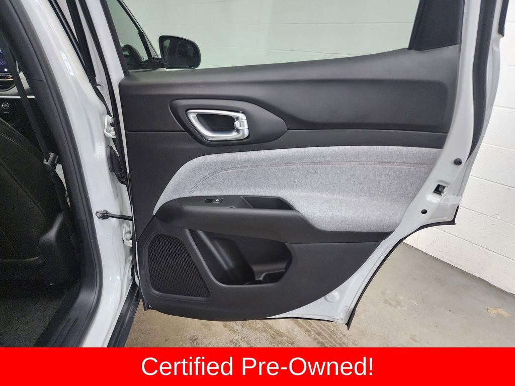 Used 2024 Jeep Compass Latitude image 30