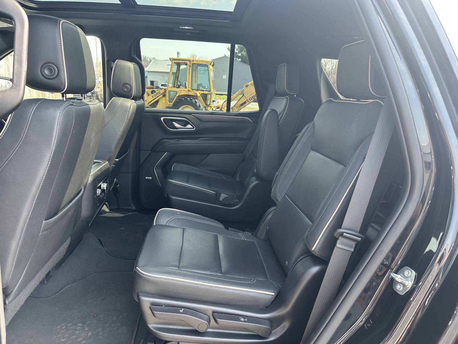 Used 2023 GMC Yukon SLT w/ SLT Premium Package image 17