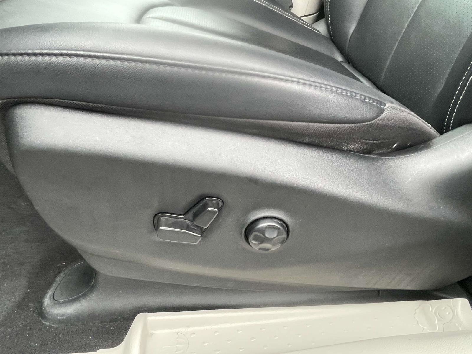 Certified 2024 Chrysler Pacifica Touring-L image 9