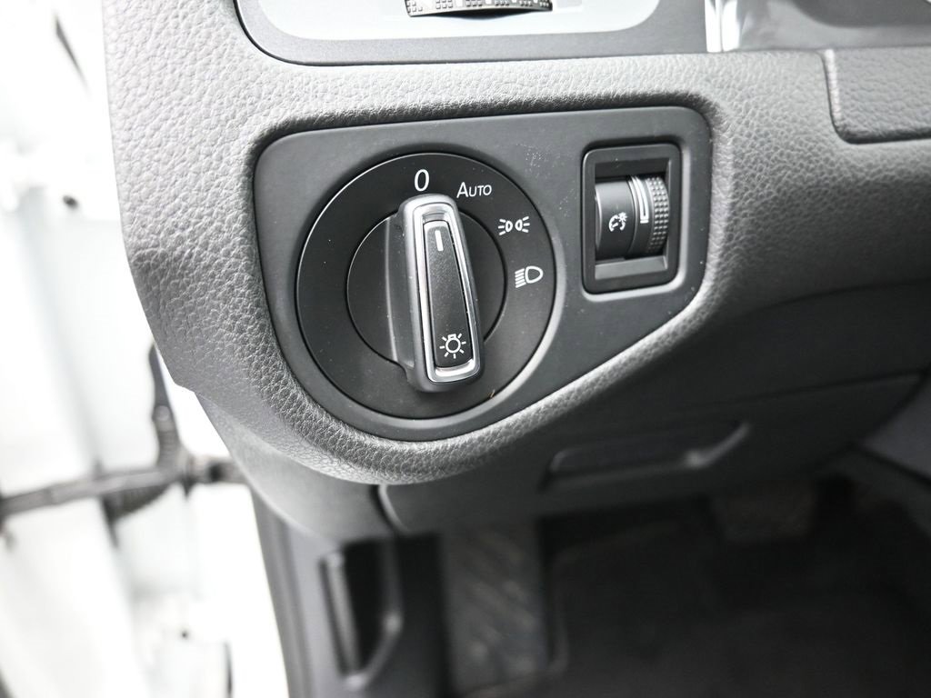 Used 2016 Volkswagen e-Golf SE w/ DC Fast Charging Package image 13