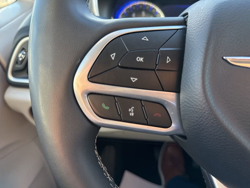 Used 2024 Chrysler Pacifica Touring-L image 17