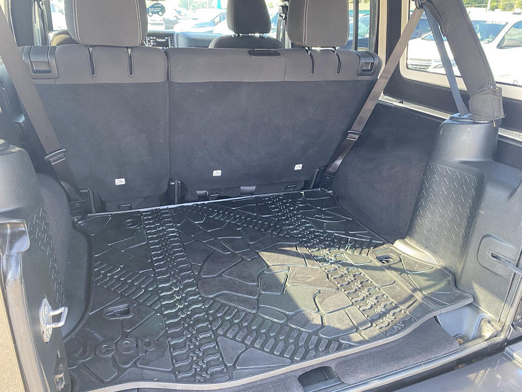 Used 2017 Jeep Wrangler Unlimited Sahara w/ Connectivity Group AWD/4WD image 13