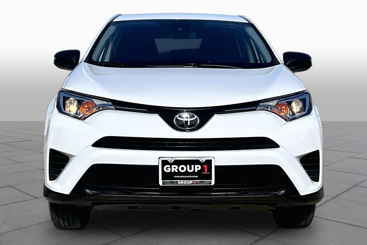 Used 2018 Toyota RAV4 LE FWD image 4