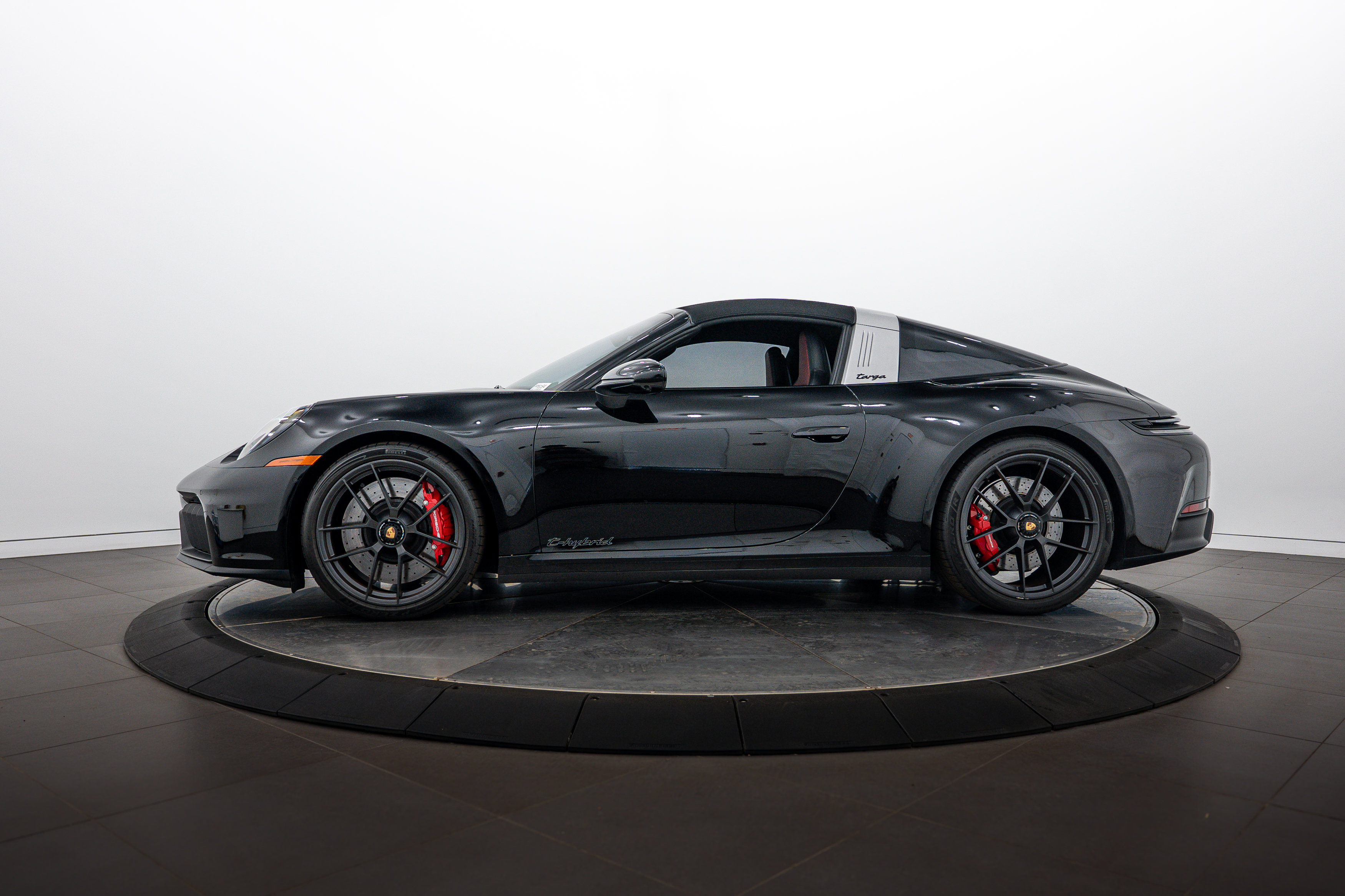 Certified 2025 Porsche 911 Targa 4 GTS AWD/4WD image 29