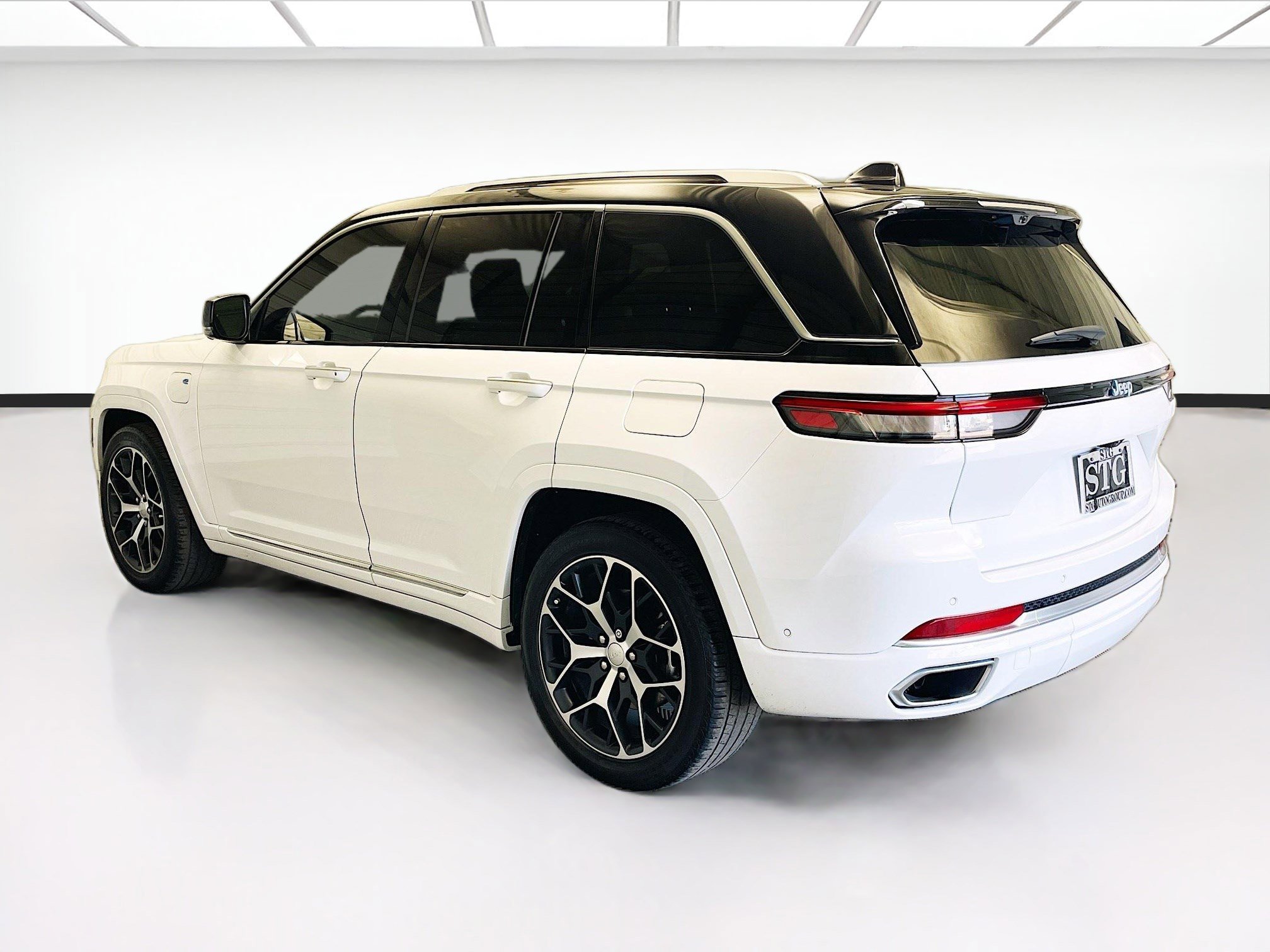 Used 2023 Jeep Grand Cherokee Summit AWD/4WD image 6