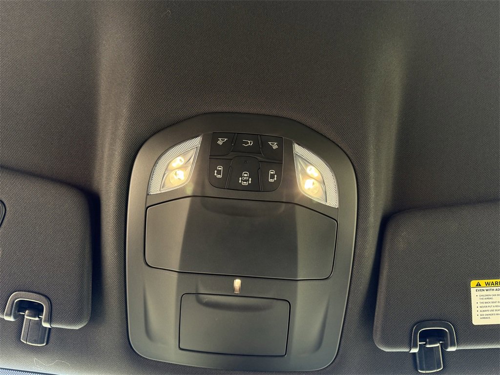 Used 2025 Chrysler Pacifica Select image 31
