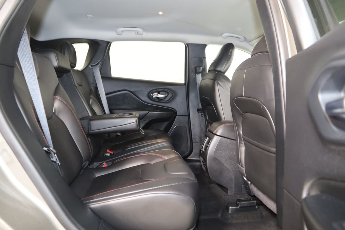 Used 2020 Jeep Cherokee Trailhawk w/ Cold Weather Group AWD/4WD image 13
