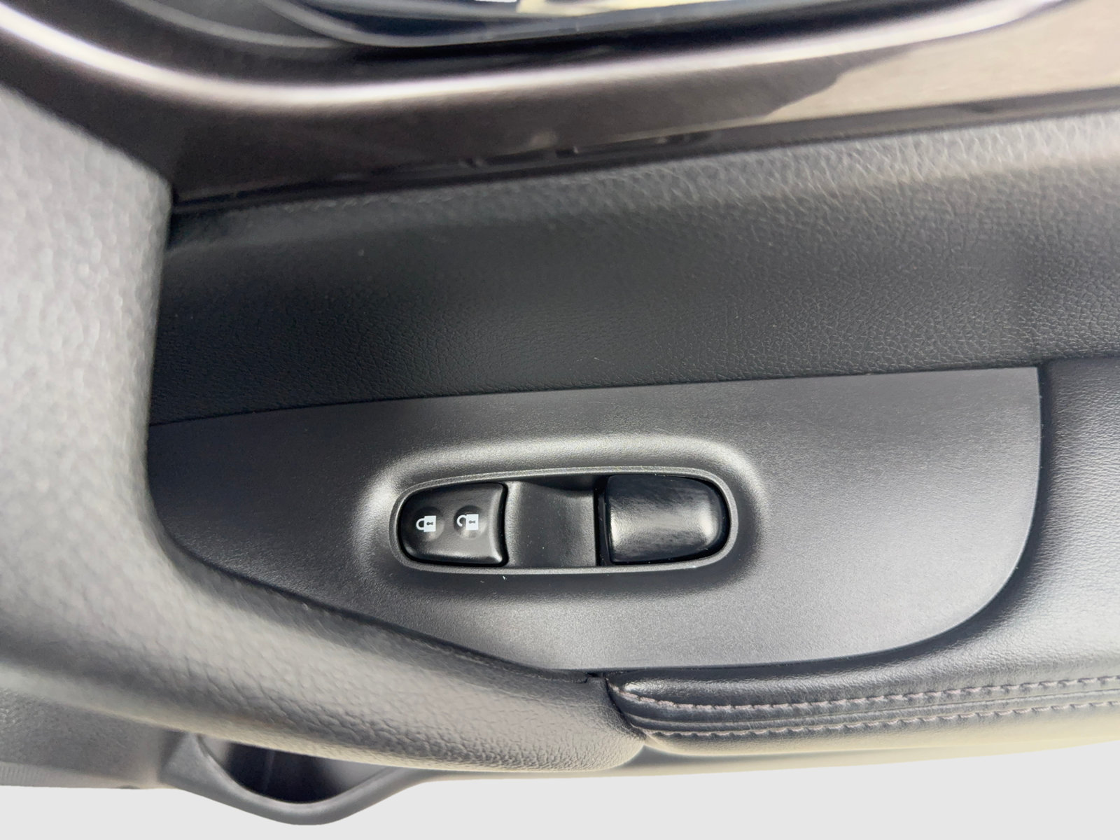 Used 2019 Nissan Rogue S w/ Special Edition Package FWD image 33