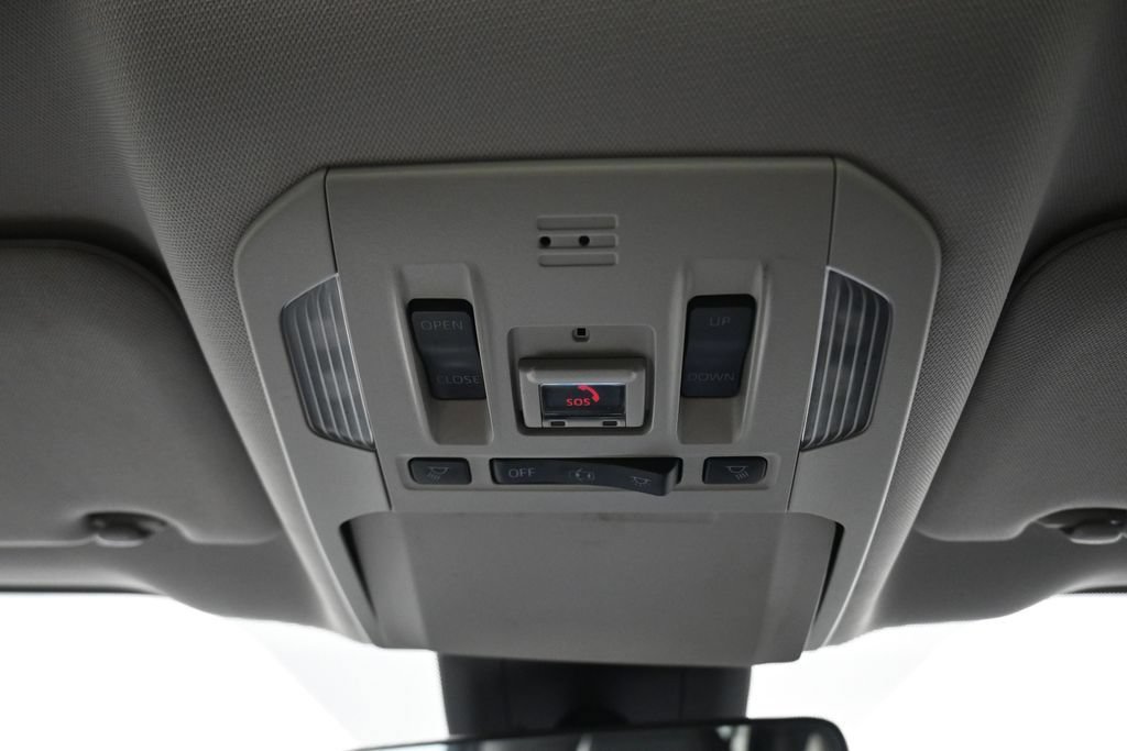 Used 2020 Toyota Highlander XLE AWD/4WD image 24