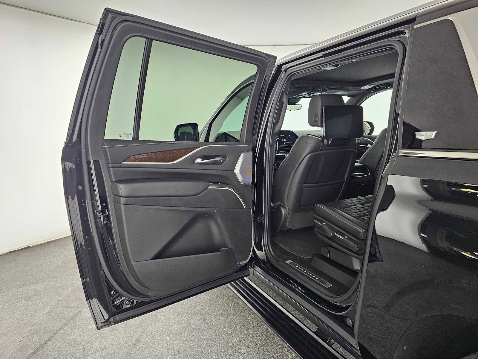 Used 2024 Cadillac Escalade ESV Premium Luxury Platinum AWD/4WD image 18