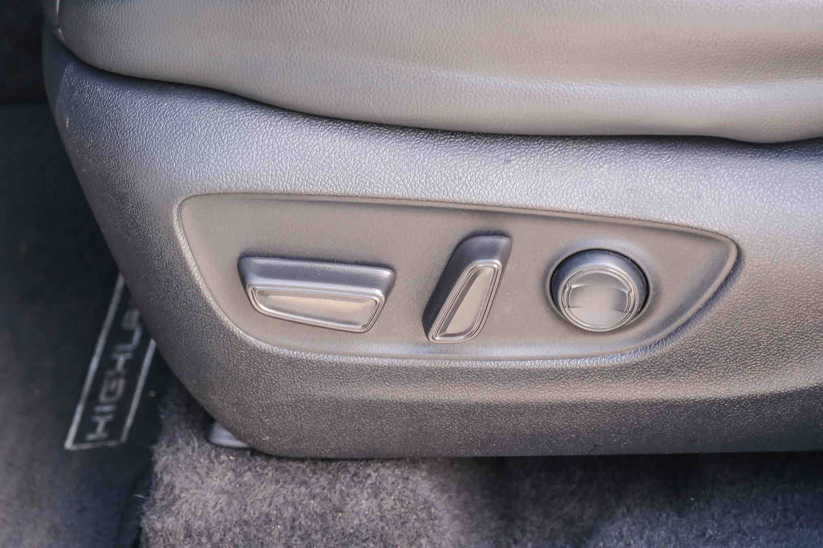 Used 2023 Toyota Highlander XLE FWD image 25