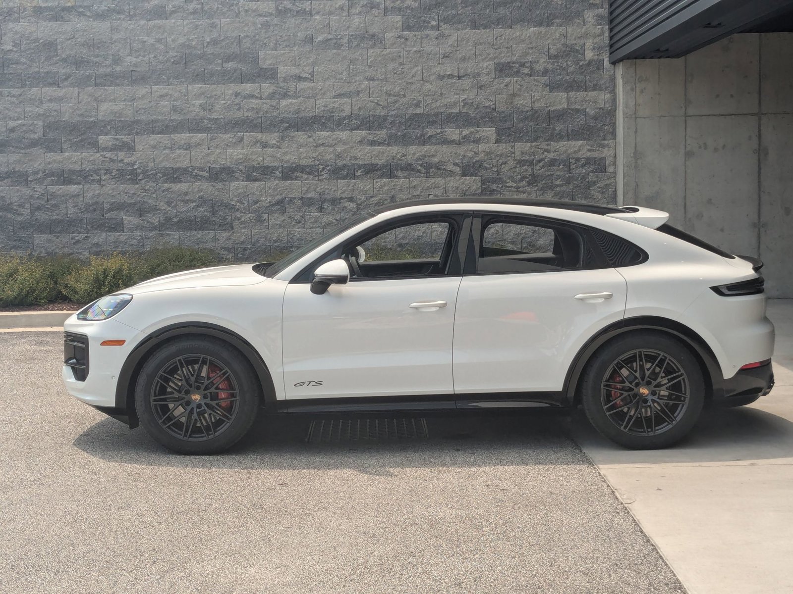 Certified 2025 Porsche Macan Turbo image 2