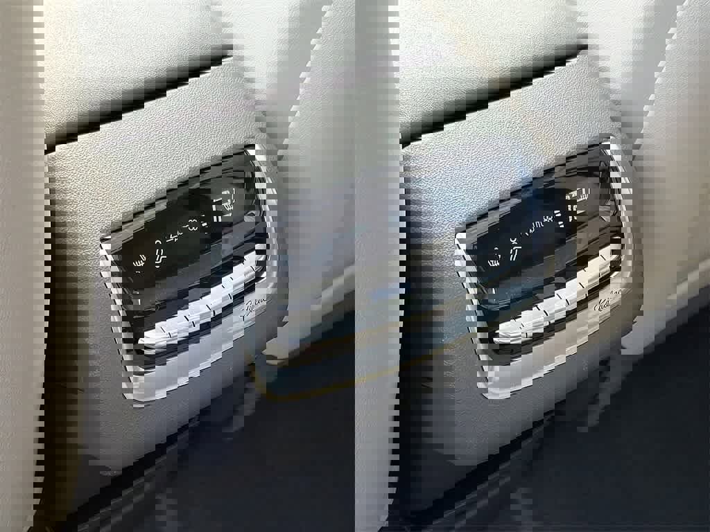 Used 2024 Cadillac XT6 Premium Luxury w/ Technology Package image 11