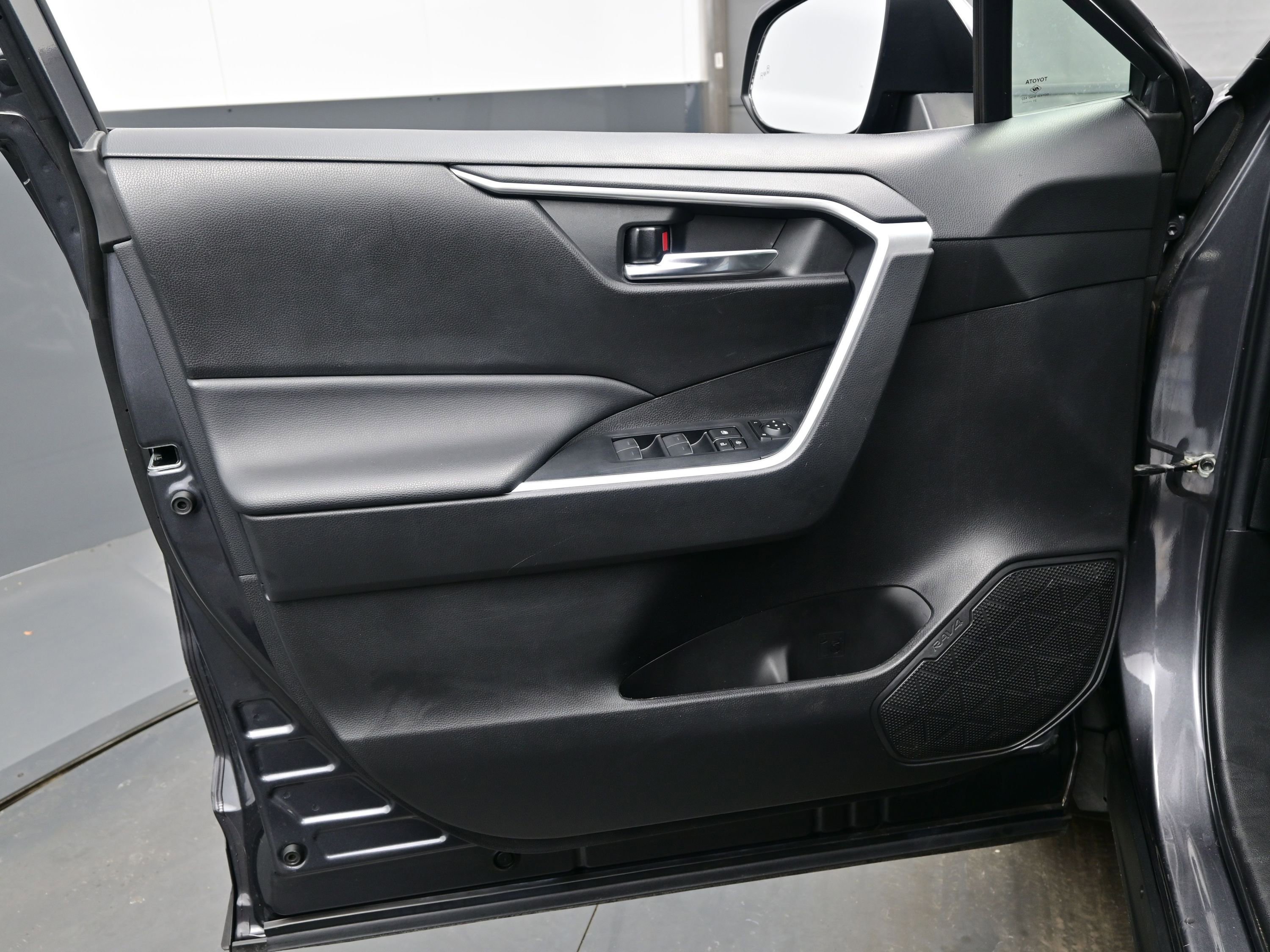 Used 2022 Toyota RAV4 XLE w/ Convenience Package image 9