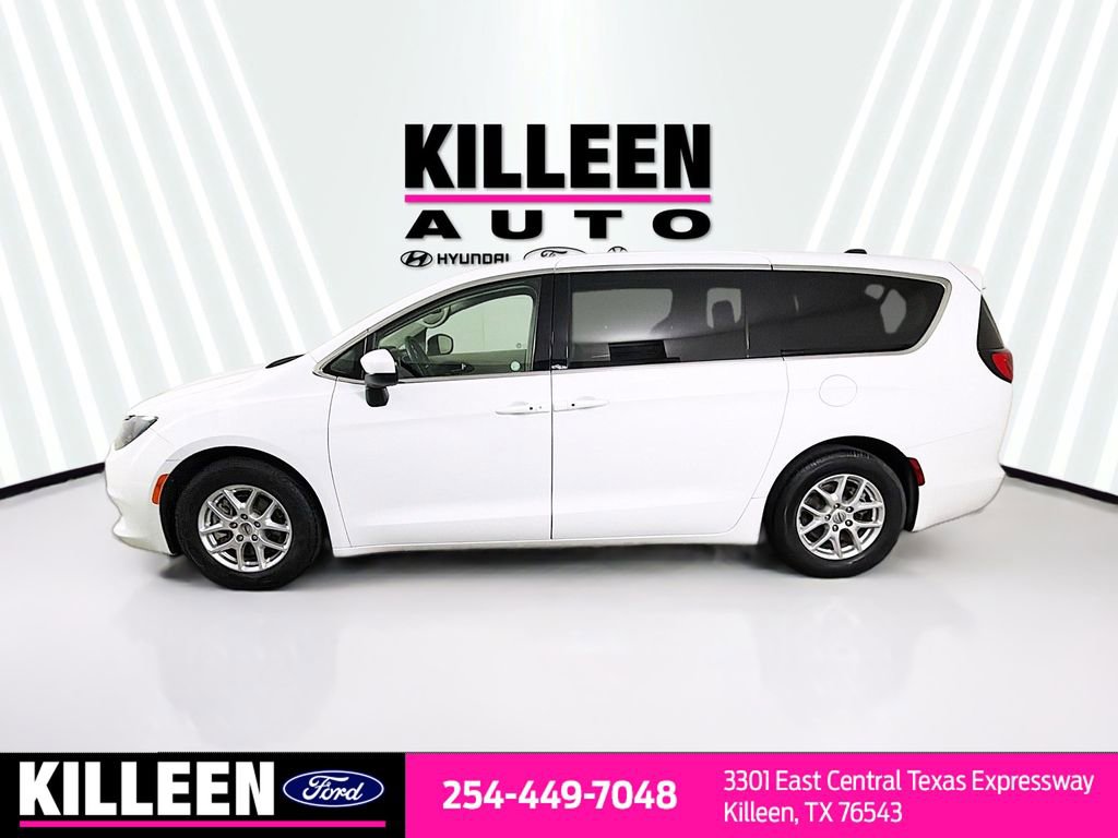 Used 2023 Chrysler Voyager LX image 4
