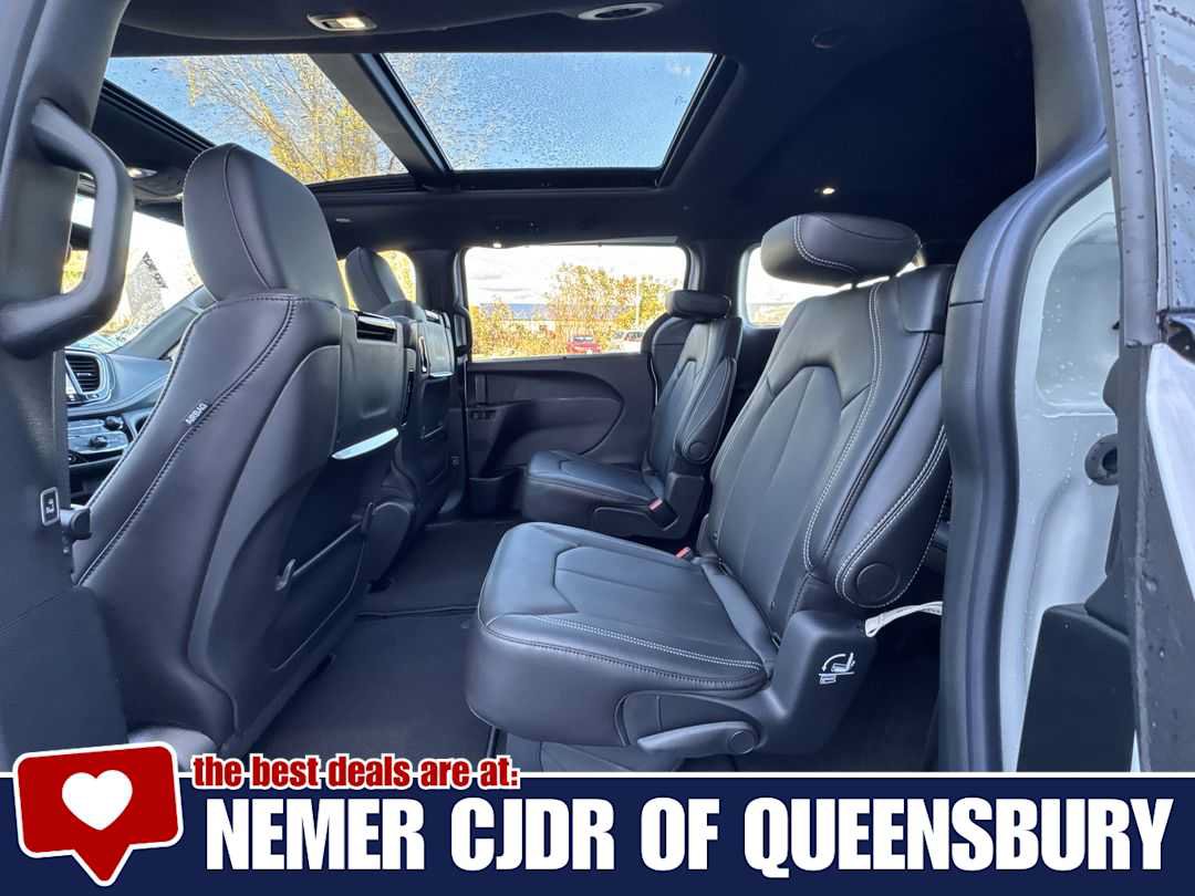 New 2026 Chrysler Pacifica Select AWD/4WD image 23