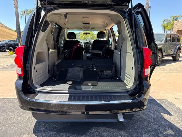 Used 2016 Dodge Grand Caravan SXT FWD image 12