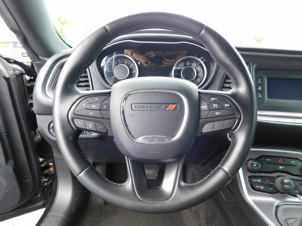 Used 2015 Dodge Challenger SXT image 8