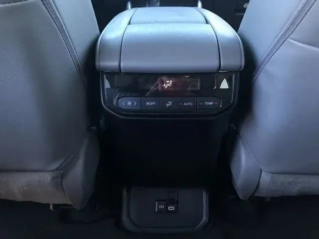 Used 2023 Toyota Highlander XLE image 28
