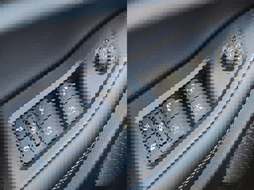 New 2025 Jeep Grand Cherokee Altitude image 16