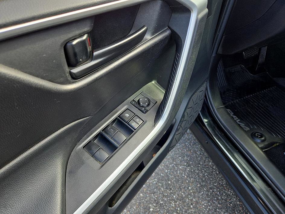 Used 2020 Toyota RAV4 LE image 10