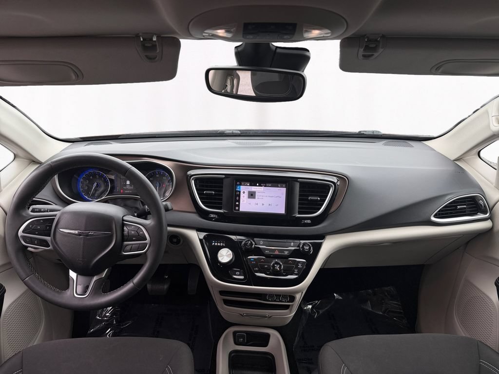 Used 2023 Chrysler Voyager LX FWD image 10