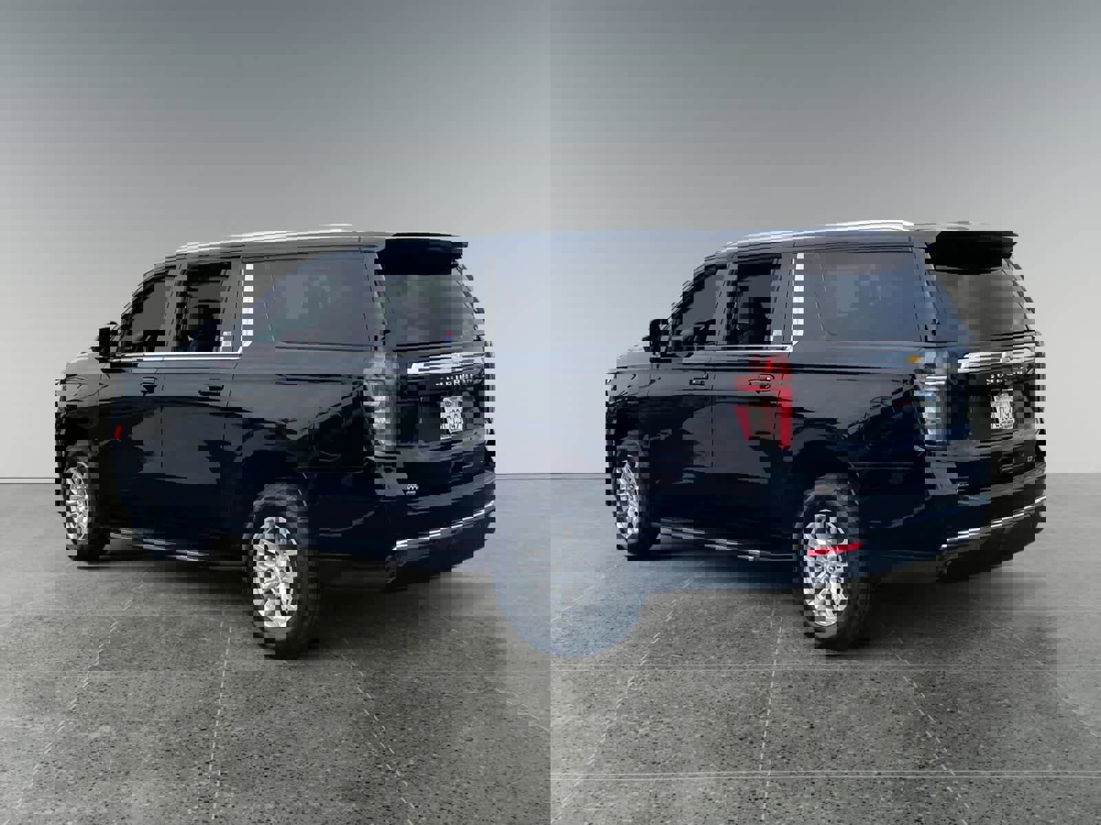 Used 2024 Chevrolet Suburban LT RWD image 3