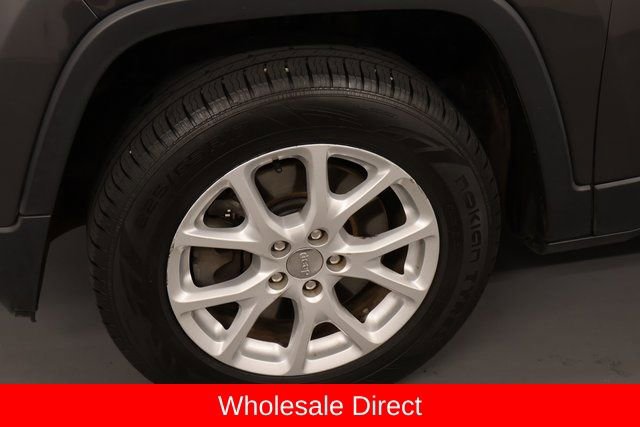 Used 2015 Jeep Cherokee Latitude w/ Cold Weather Group AWD/4WD image 7
