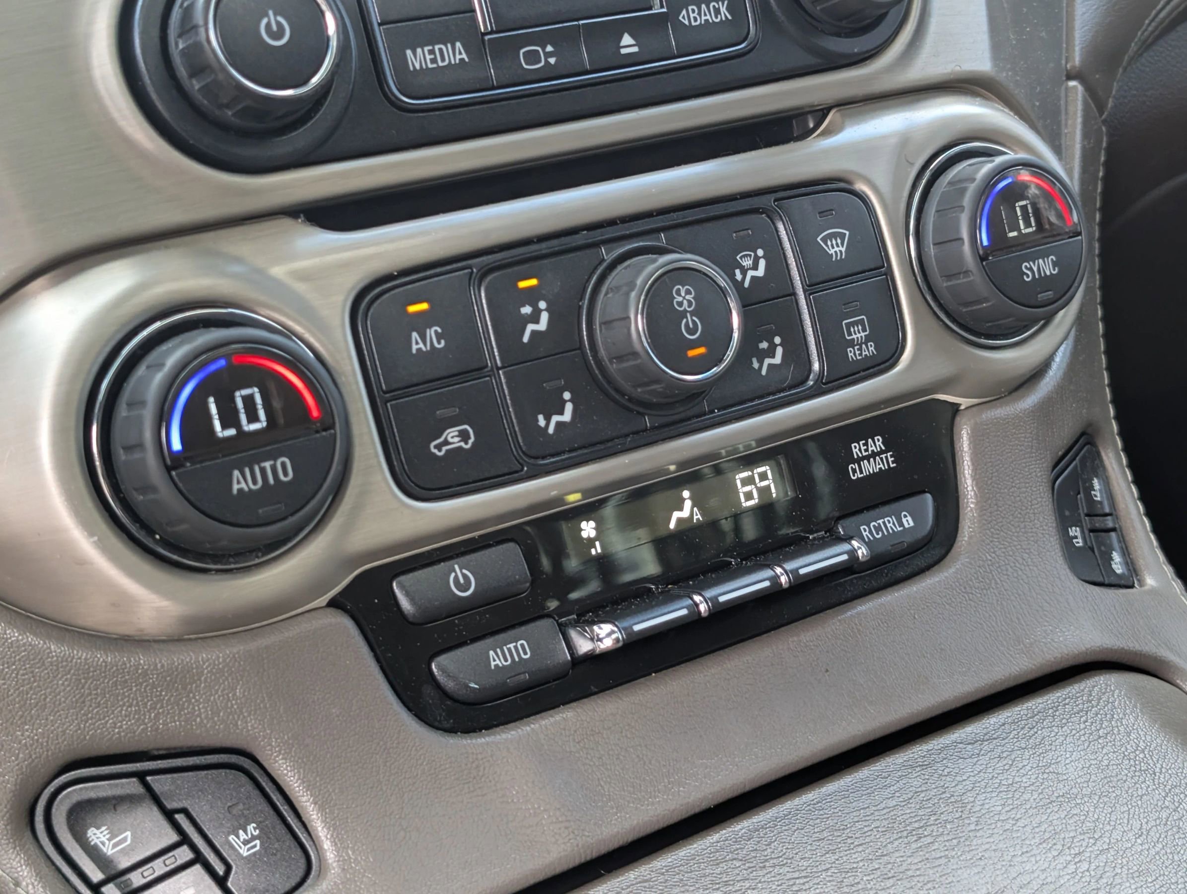 Used 2015 GMC Yukon Denali w/ Premium Package RWD image 29