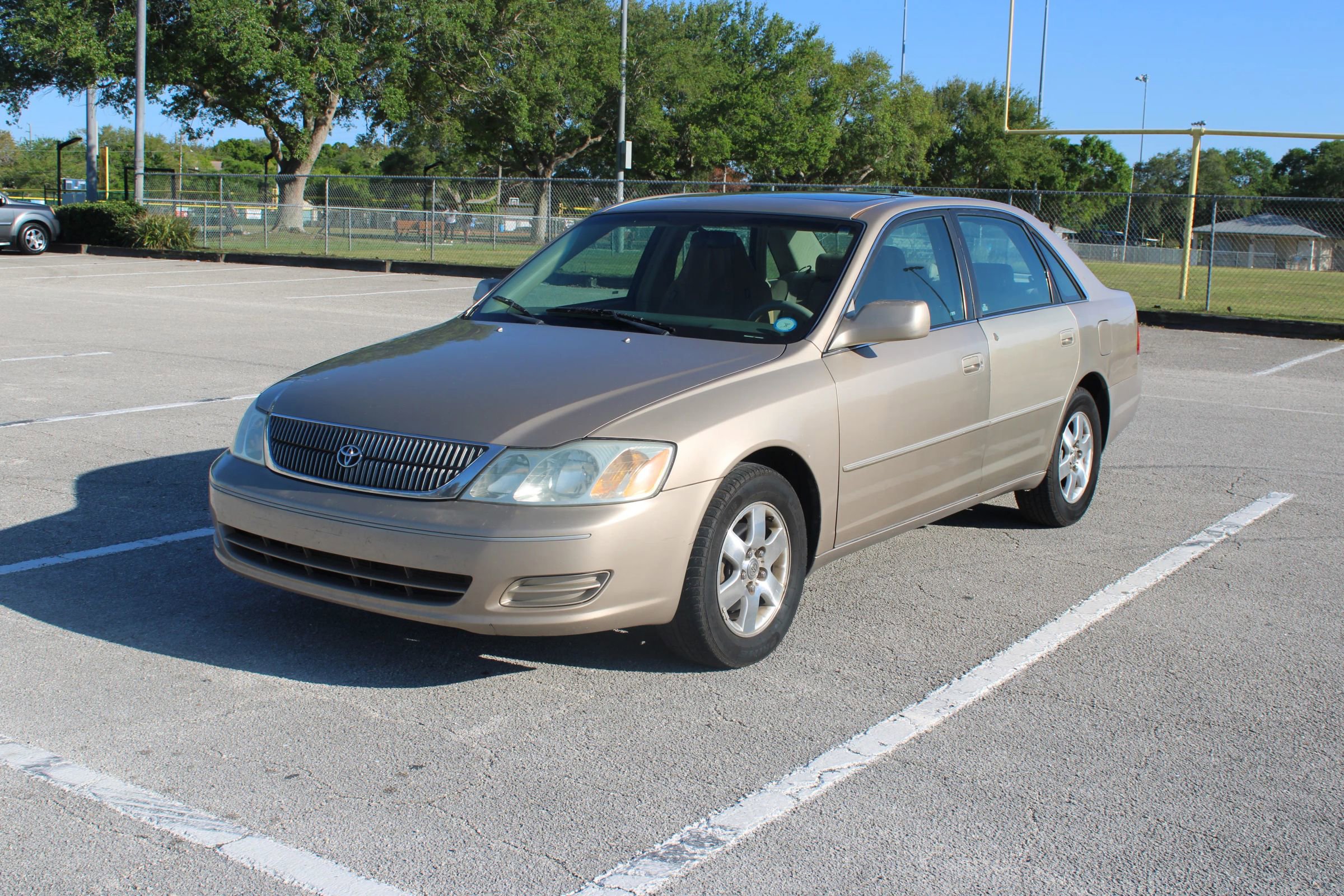 Used 2001 Toyota Avalon XL image 3
