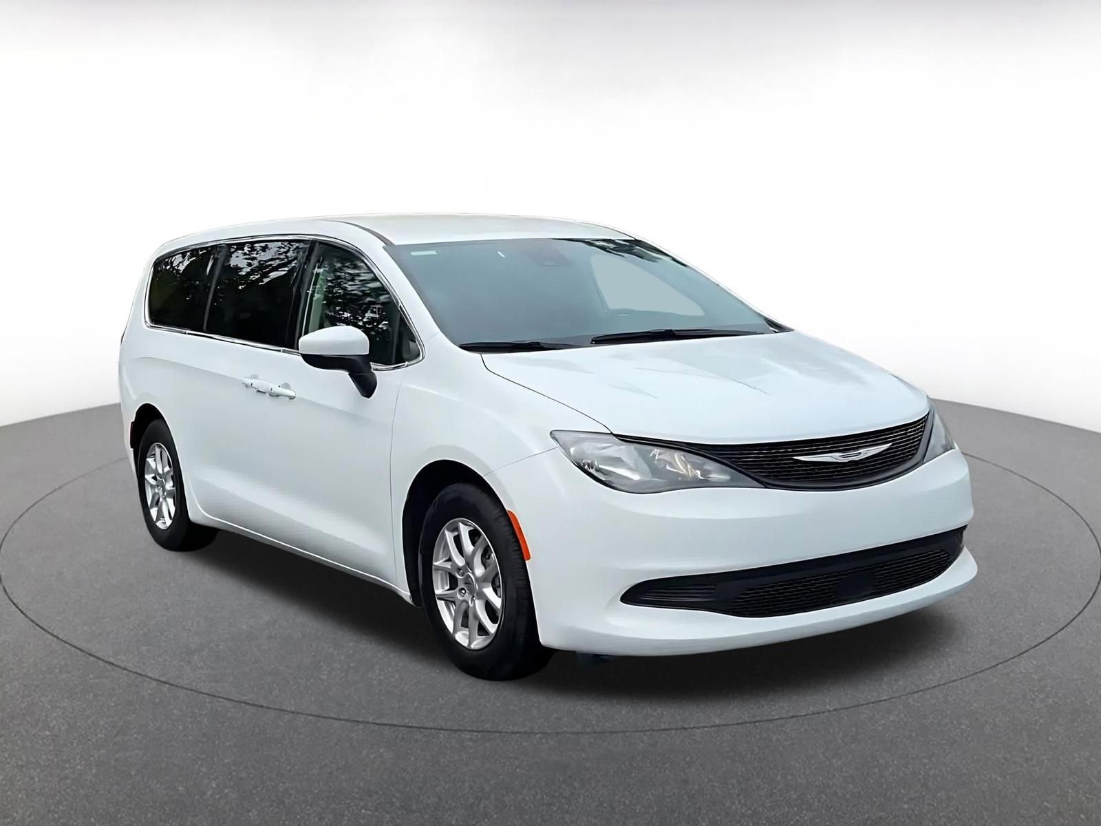 Used 2023 Chrysler Voyager LX image 3