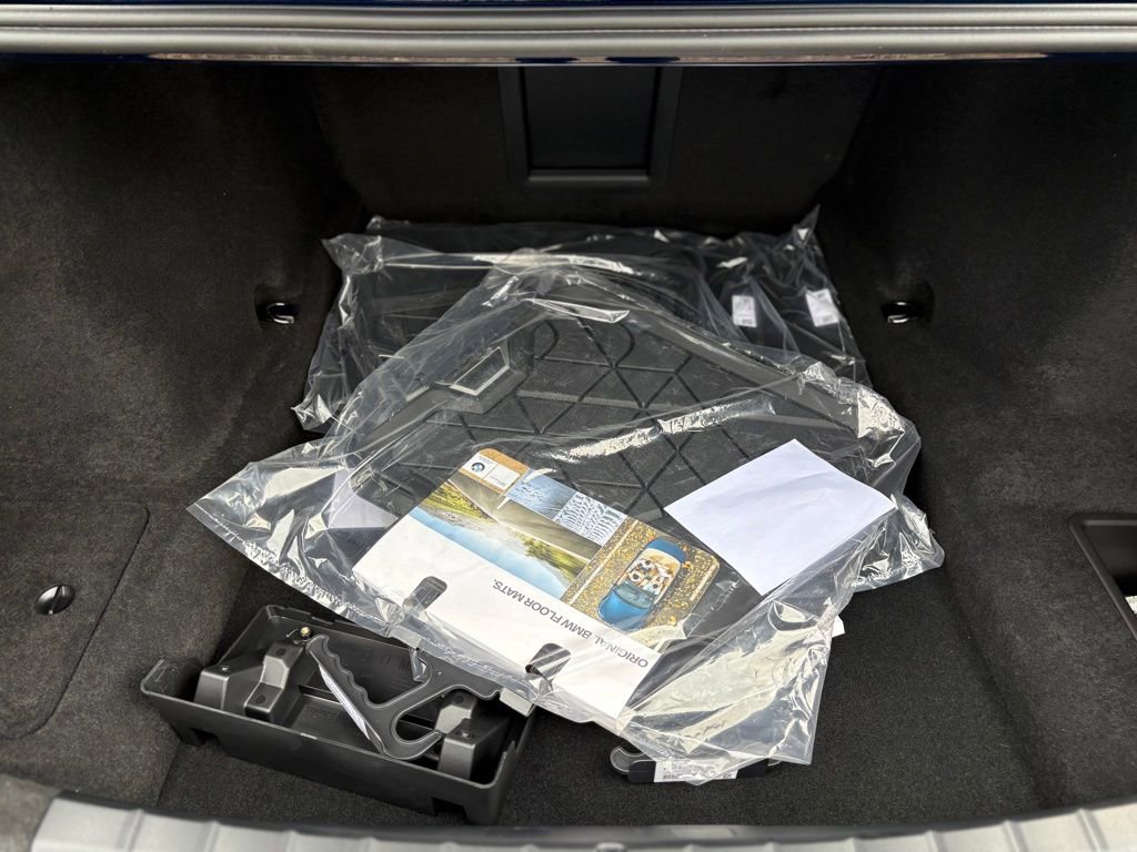 Used 2025 BMW 760i xDrive w/ Luxury Rear Seating Package image 27