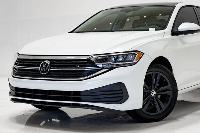 Used 2024 Volkswagen Jetta SE w/ Panoramic Sunroof Package FWD image 2