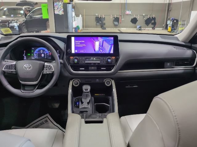 Used 2025 Toyota Grand Highlander AWD Hybrid image 4