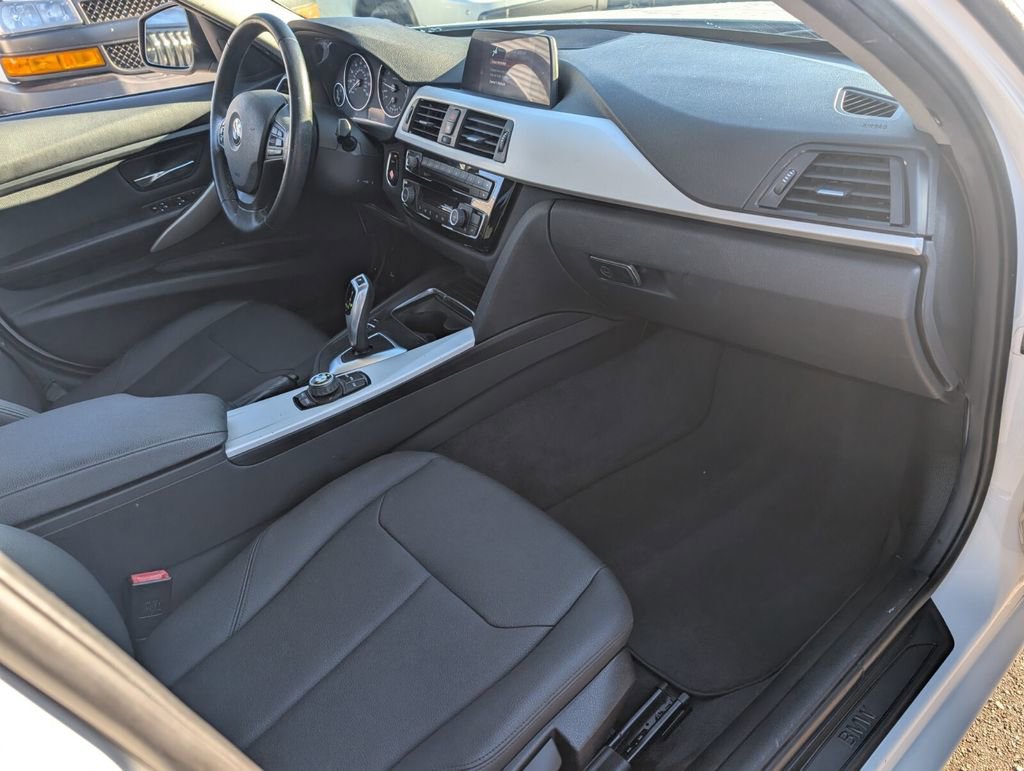 Used 2018 BMW 320i Sedan image 18