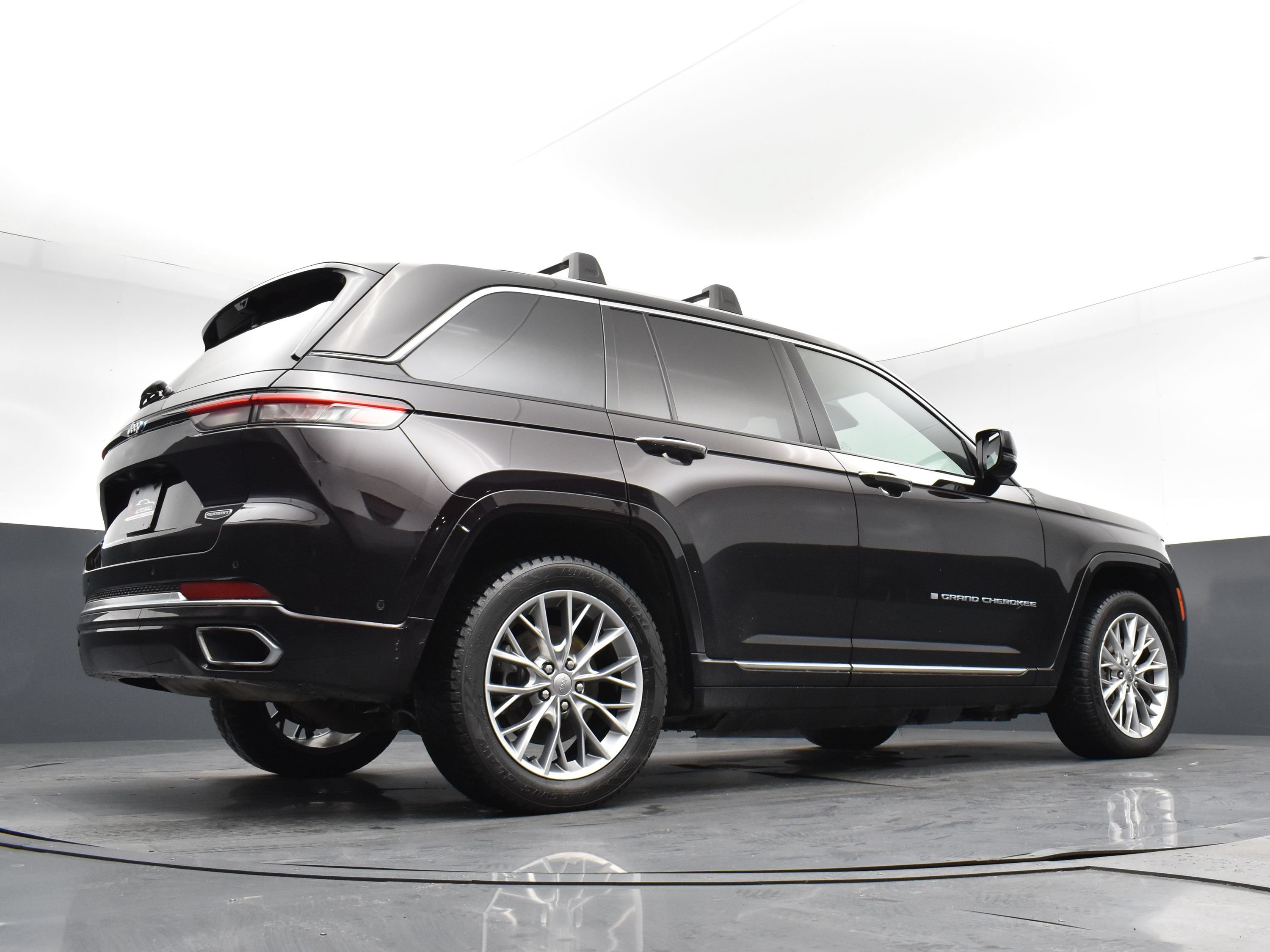 Used 2022 Jeep Grand Cherokee Summit w/ Advanced Protech Group IV AWD/4WD image 26