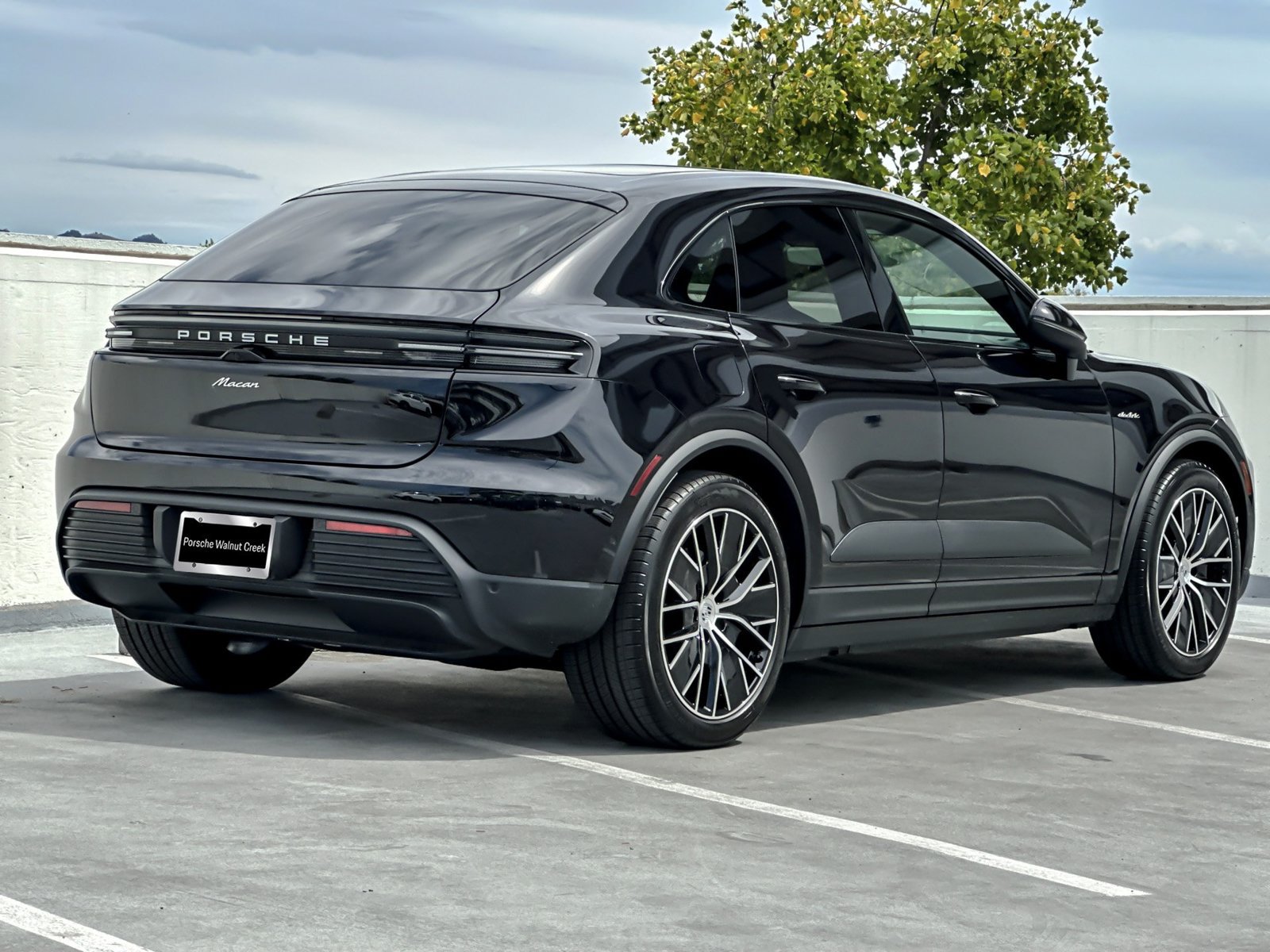 Used 2025 Porsche Macan Electric RWD image 9