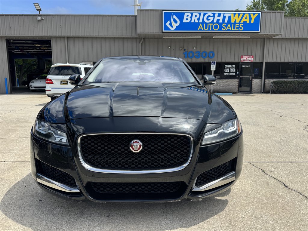 Used 2017 Jaguar XF Premium RWD image 3