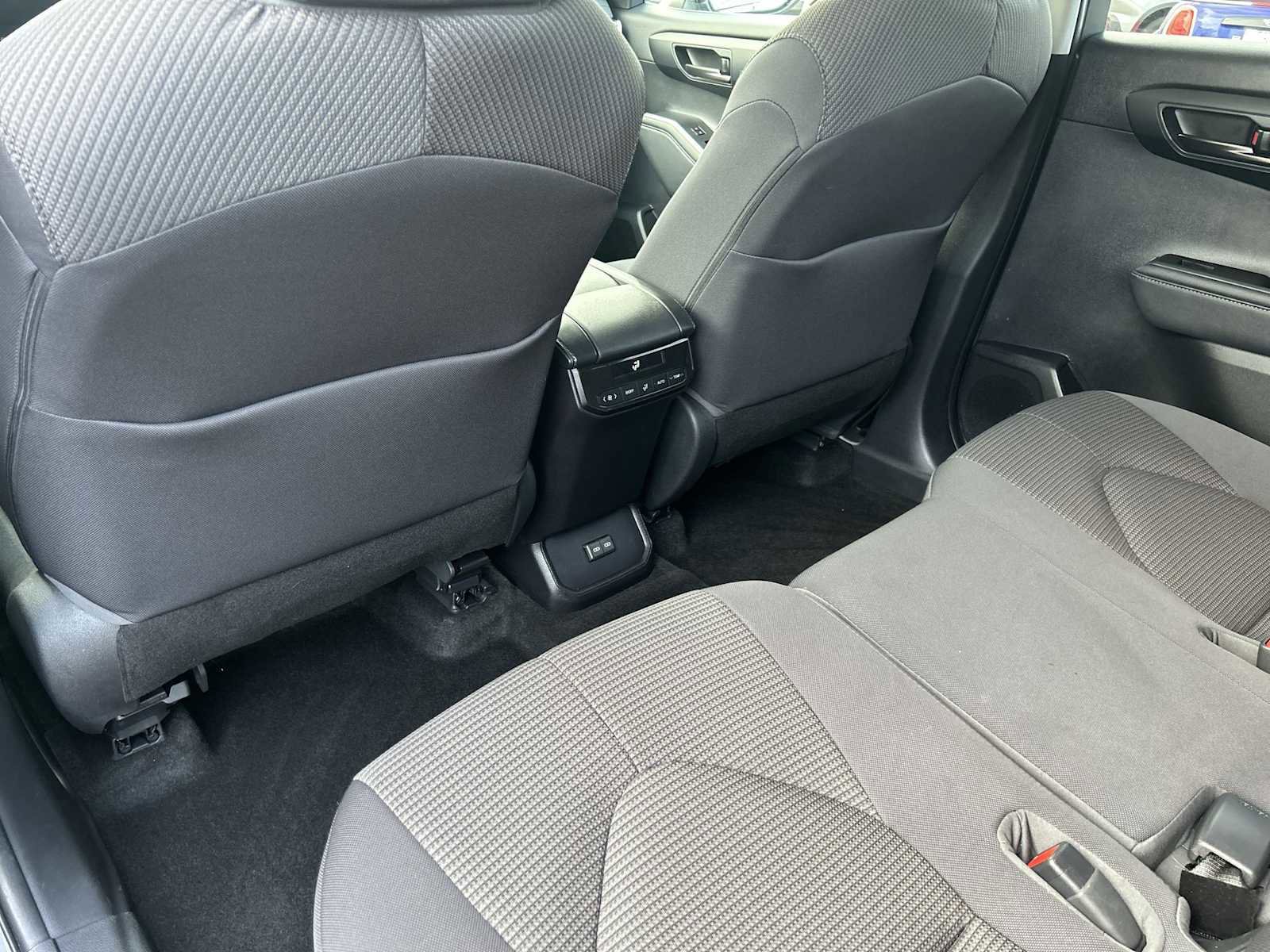 Used 2023 Toyota Highlander LE image 19