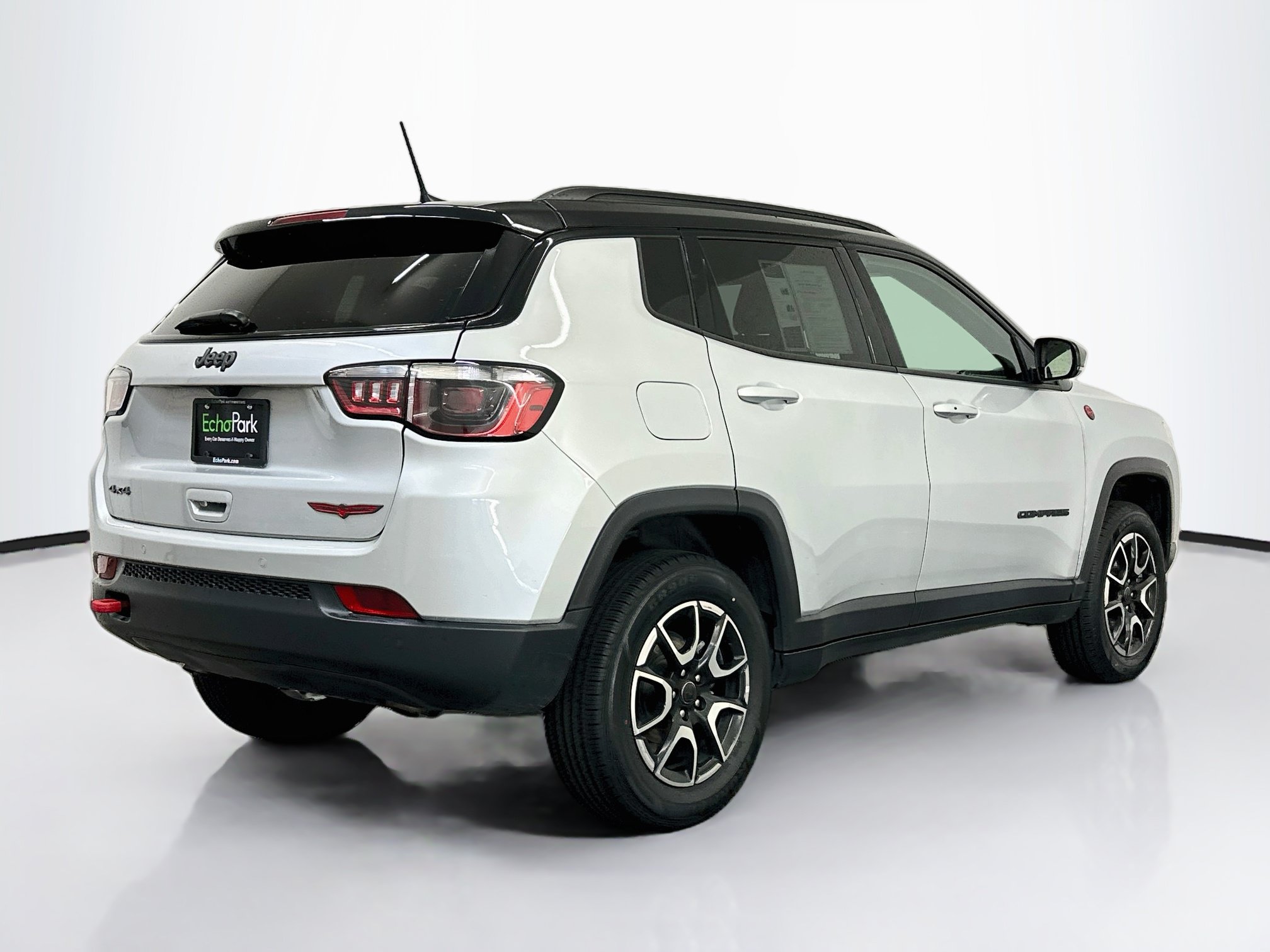 Used 2025 Jeep Compass Trailhawk AWD/4WD image 9