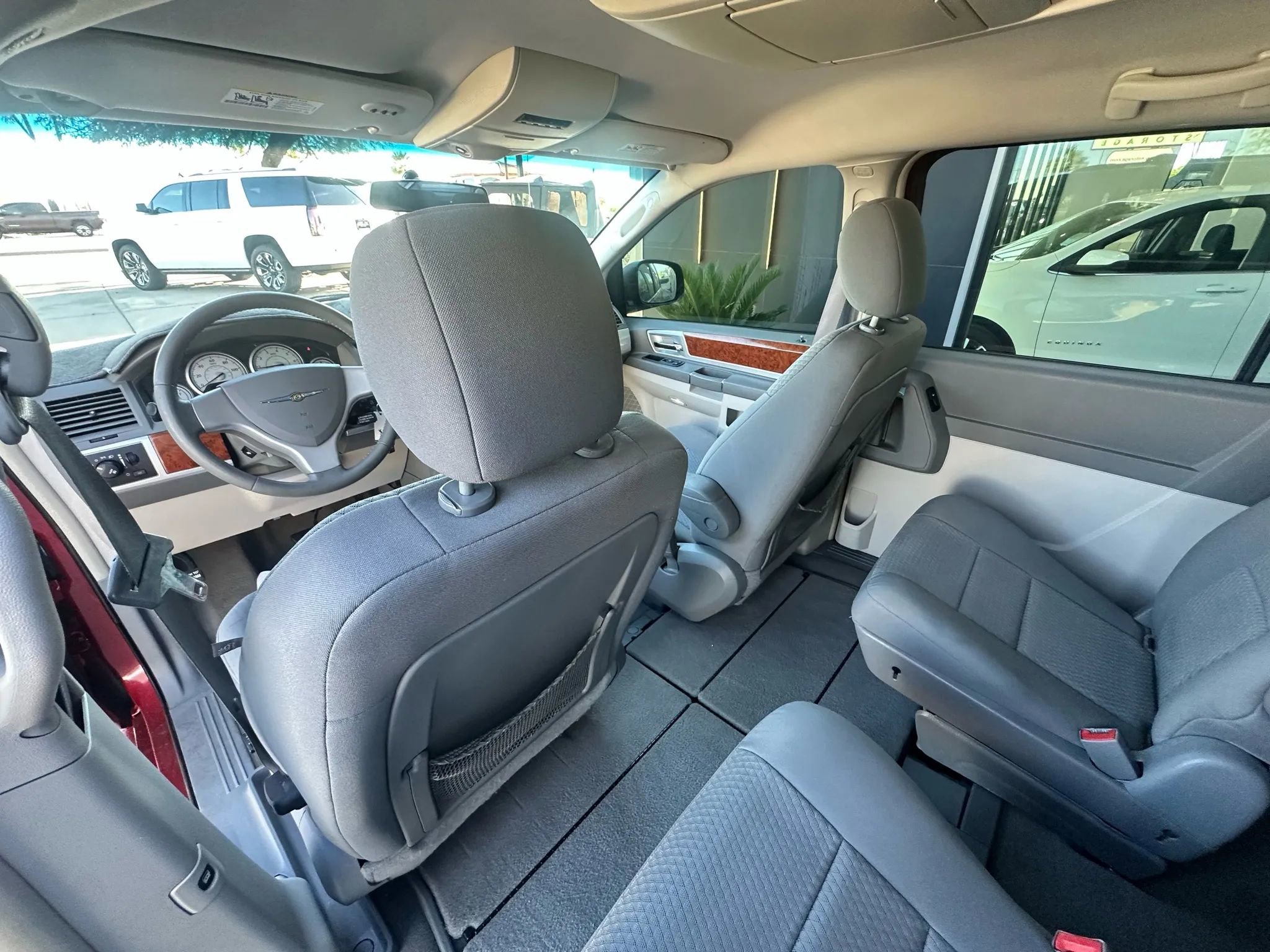 Used 2009 Chrysler Town & Country Touring image 19