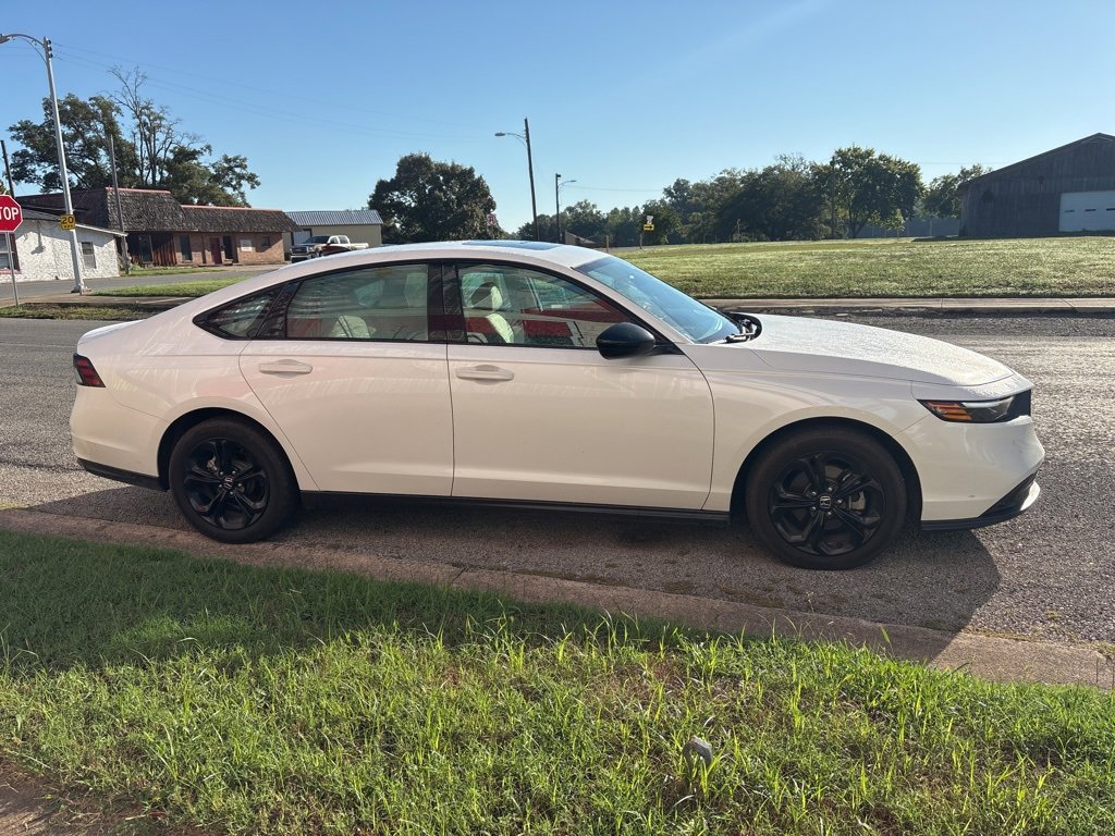 Used 2025 Honda Accord SE image 5
