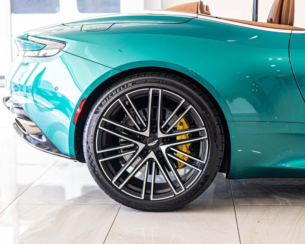 Used 2025 Aston Martin DB12 Convertible image 11