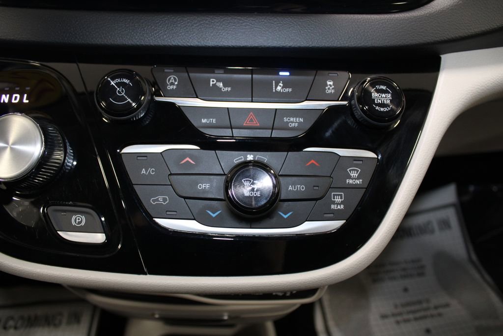 Used 2024 Chrysler Pacifica Touring-L image 51