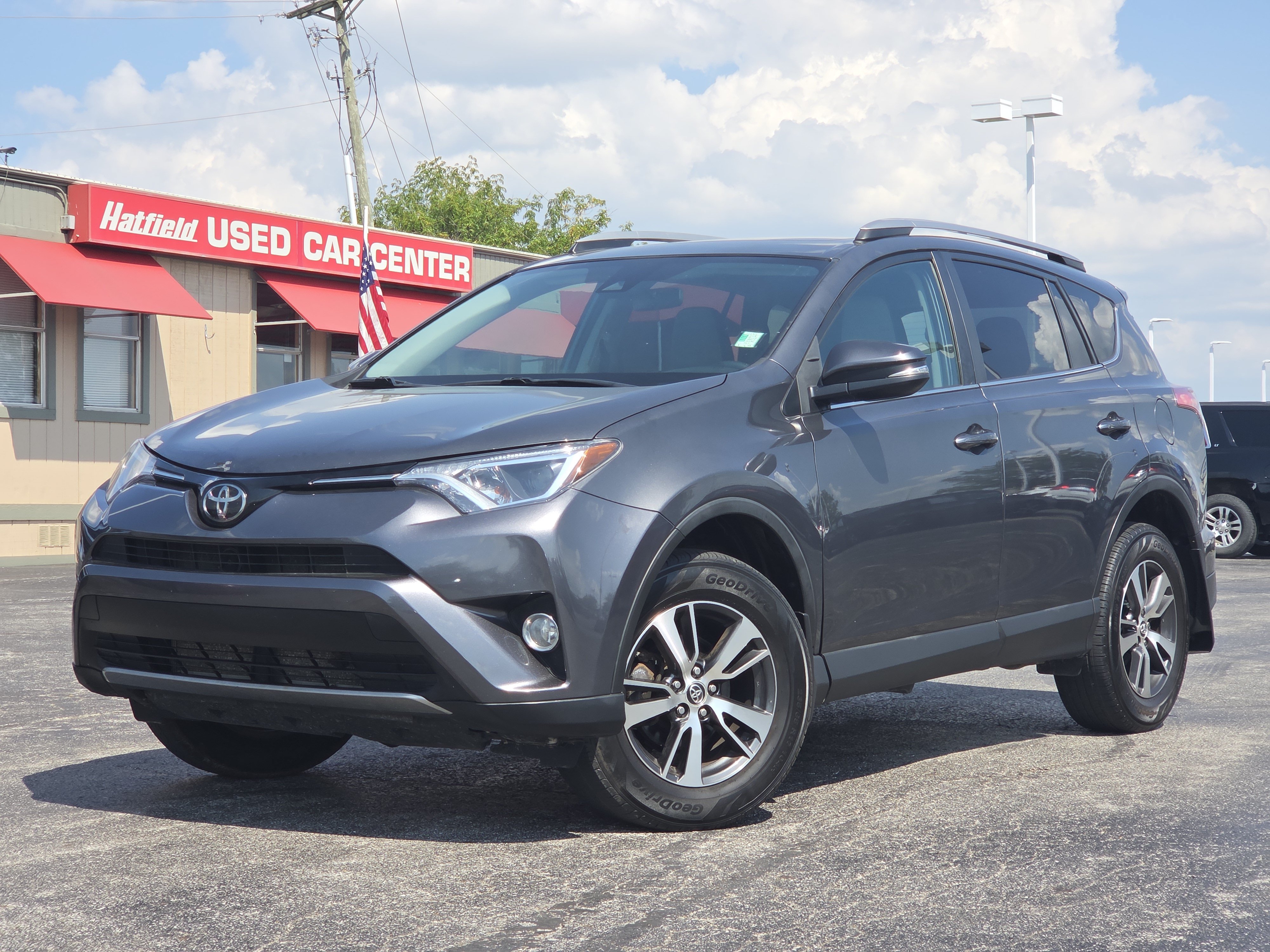 Used 2018 Toyota RAV4 XLE AWD/4WD image 2
