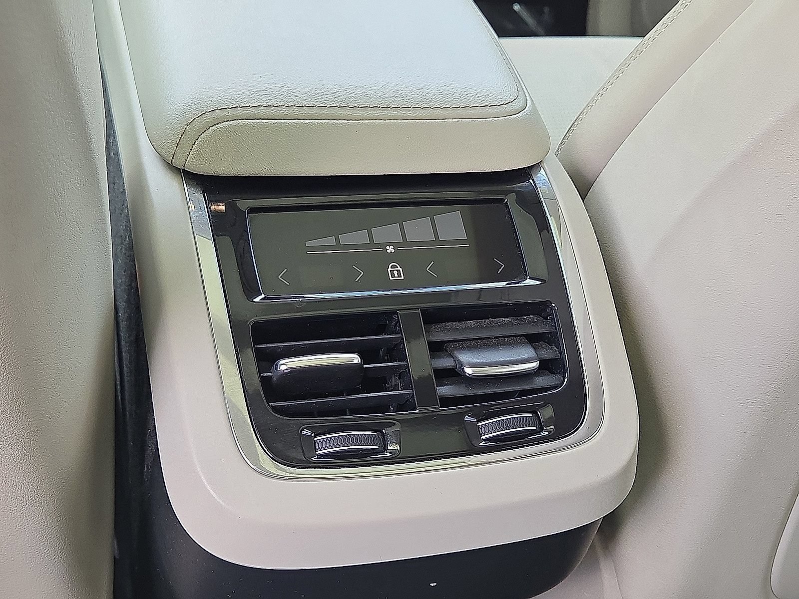 Used 2022 Volvo XC60 B5 Inscription w/ Advanced Package AWD/4WD image 16