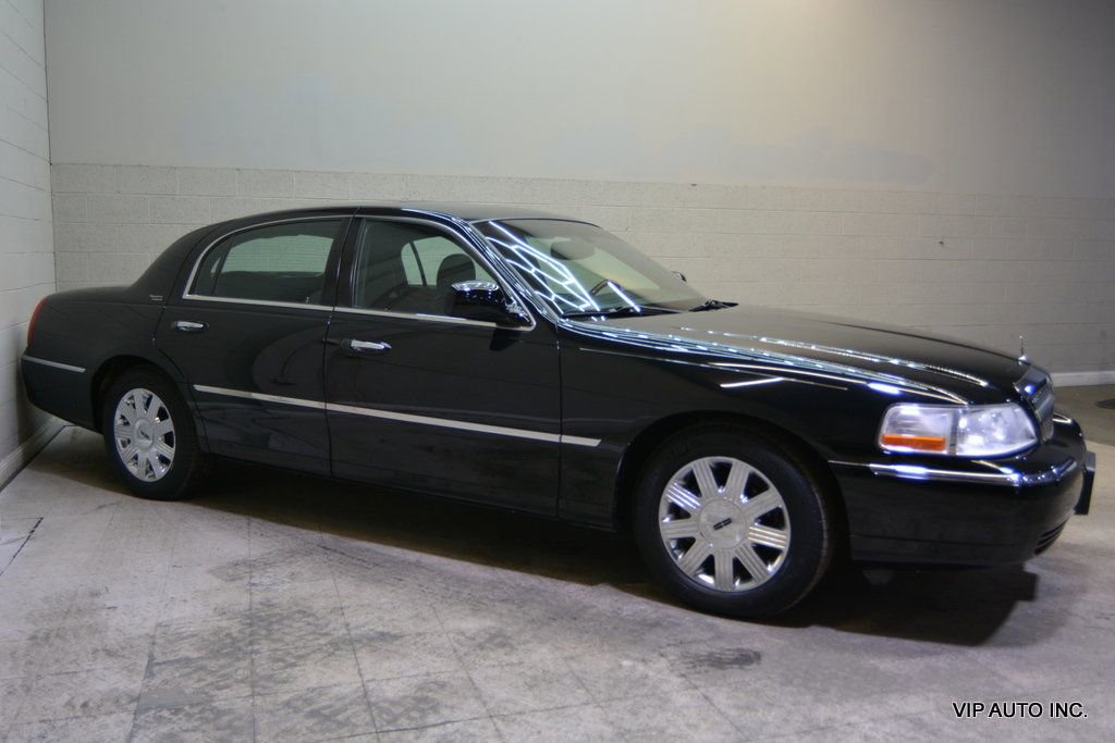 Used 2005 Lincoln Town Car Signature Limited image 29