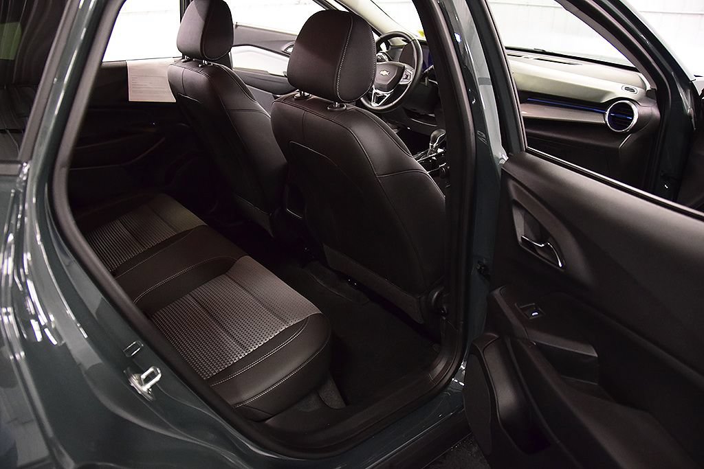 Used 2025 Chevrolet Trax LT w/ Driver Confidence Package FWD image 31