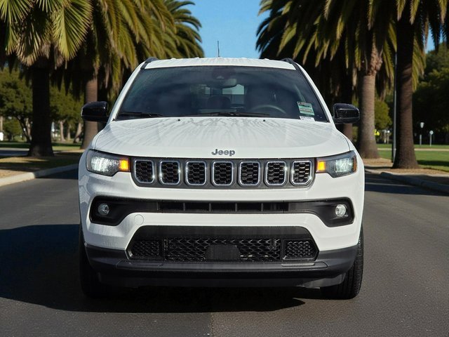 Used 2024 Jeep Compass Latitude image 3