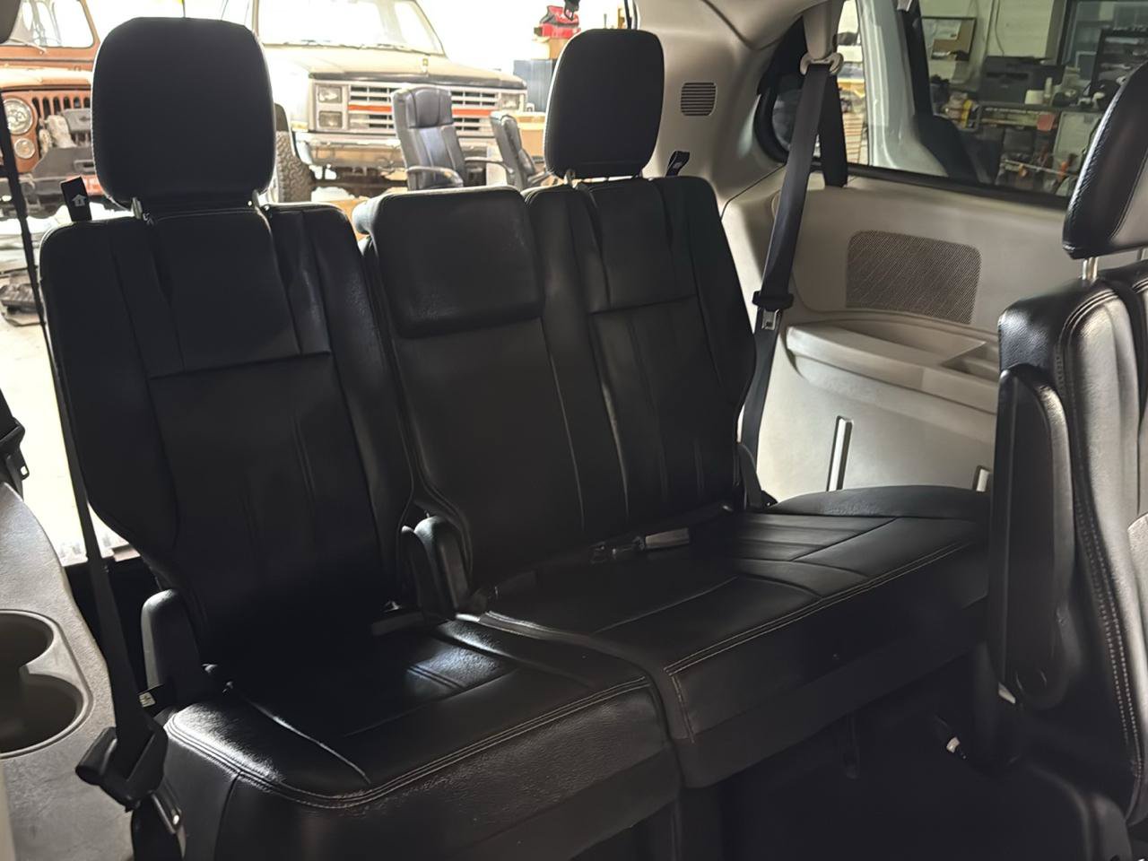 Used 2015 Chrysler Town & Country Touring FWD image 44